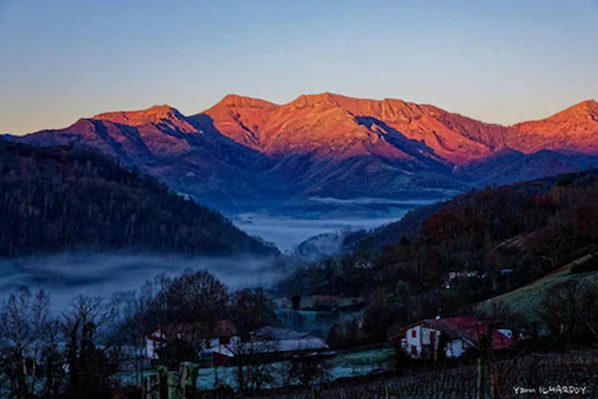 coucher de soleil sur les montagnes